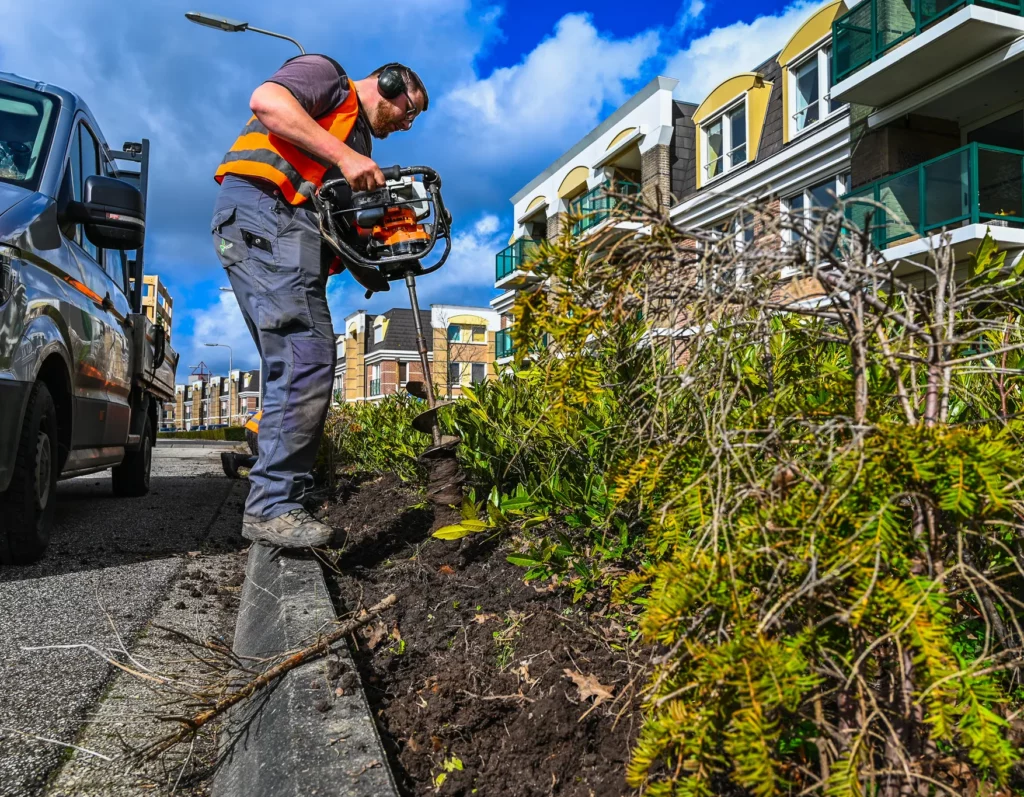 Personeel gezocht hovenier aan het werk