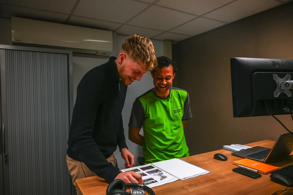 Kantoorpersoneel in het groen