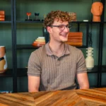 Tom aan het werk als intercedent