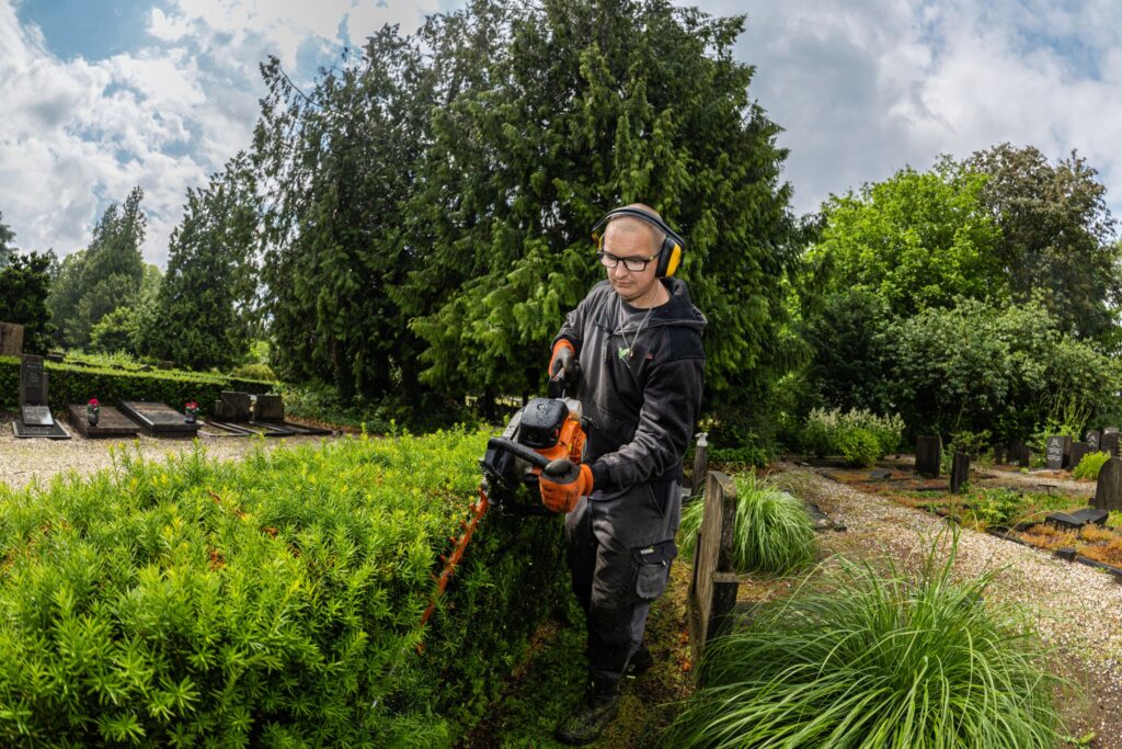 Groen opleiding — herofoto (heggenschaar in het plantsoen)